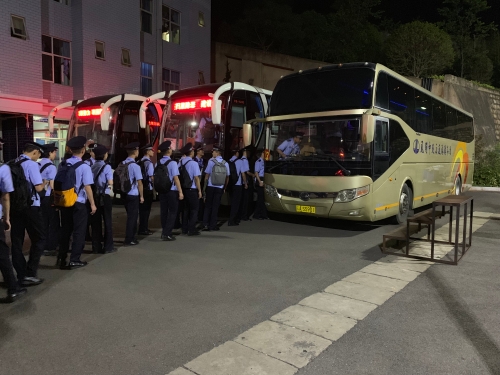 深夜，公司车辆还在为会议安保警员服务 (2)